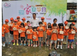 帶孩子下鄉，全家徒步做公益